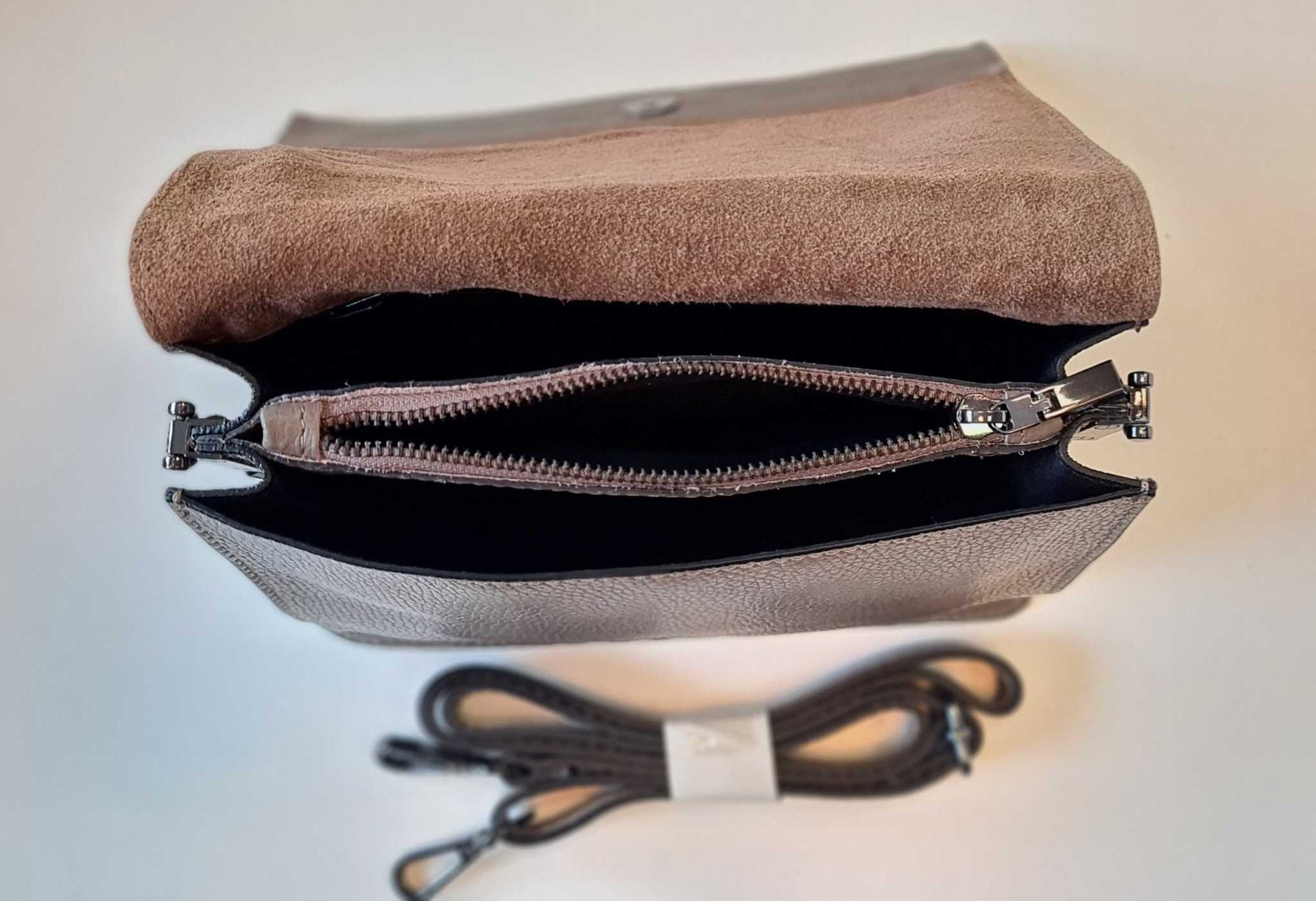 Ledertasche Envelope Clutch Nieten Taupe Made in Italy Aleri Design